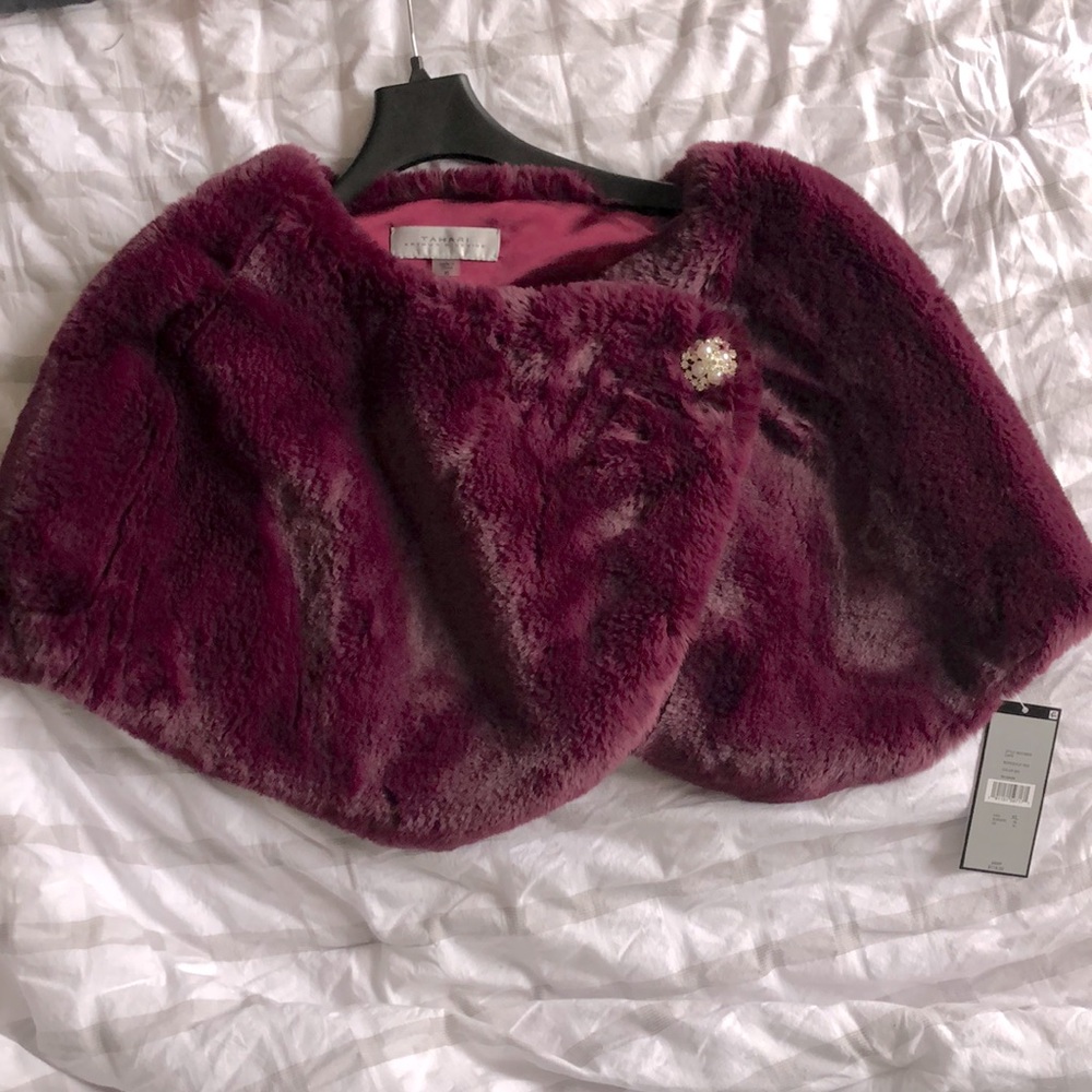 BORDEAUX RED TAHARI ASL FAUX FUR CAPE
